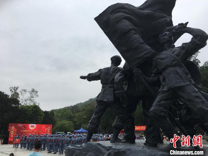 图为广东罗浮山5A风景区举行“喜迎建党100周年——重走东纵路 ”主题教育活动现场 宋秀杰 摄 点击进入下一页