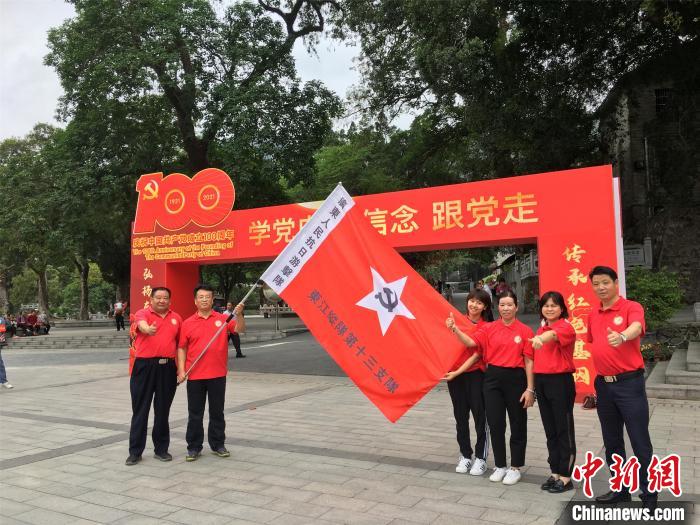 图为惠州市红色文化促进会、惠州市弘扬红色文化研究院领导在带头“重走东纵路” 刘花如 摄 点击进入下一页